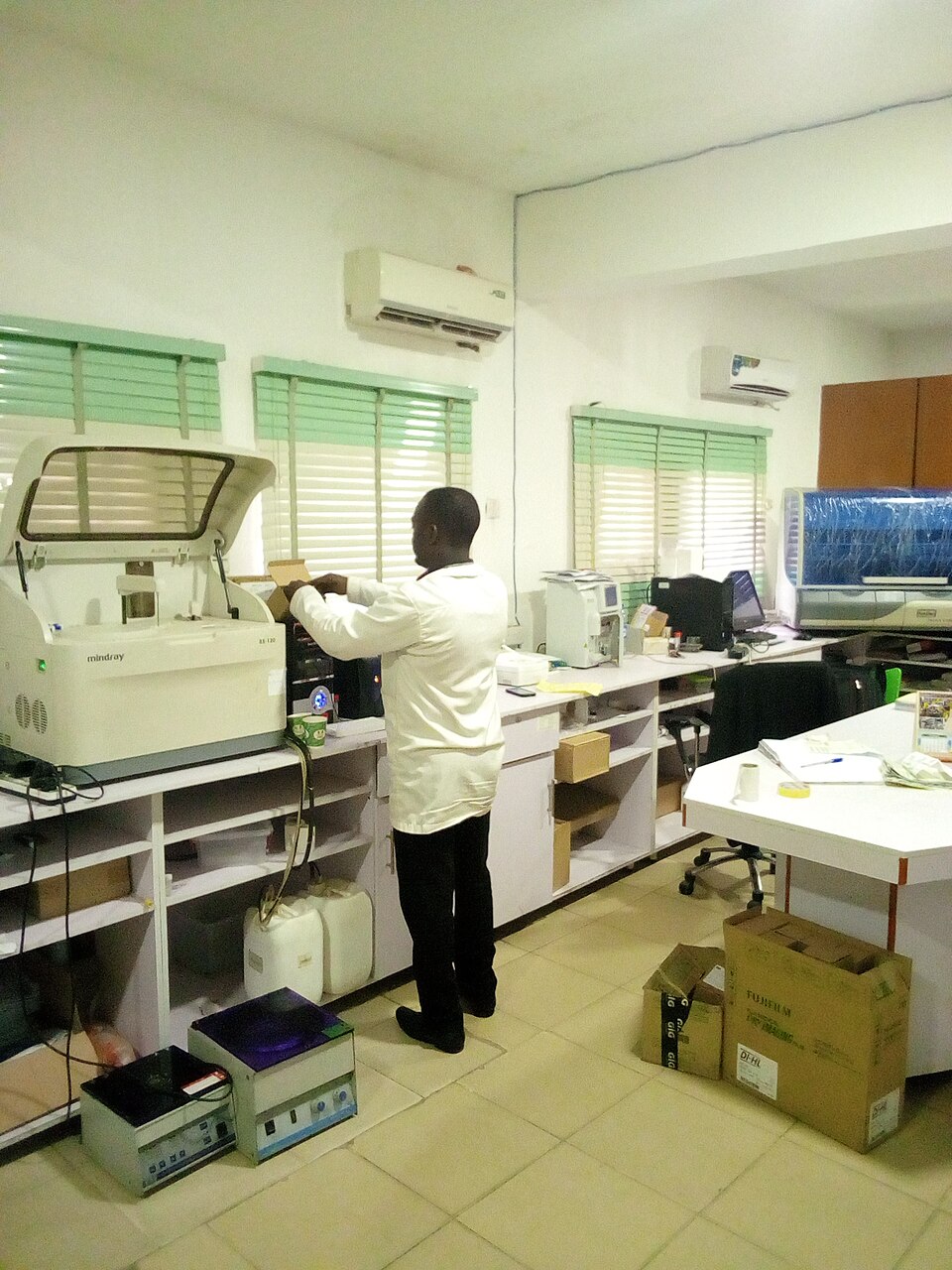 Profissional de biomedicina em laboratório